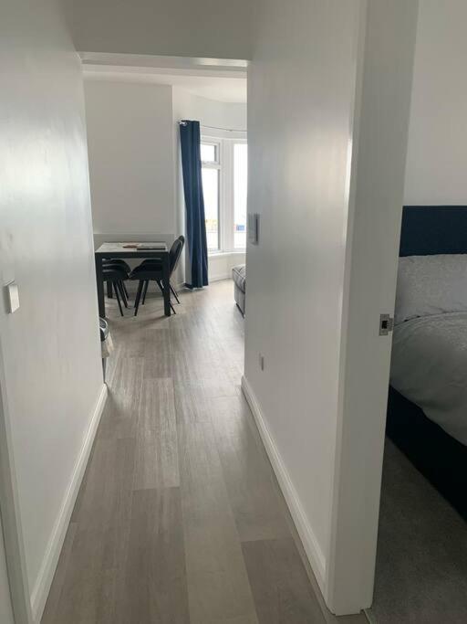 Modern Apartment With Sea Views 포트러시 외부 사진